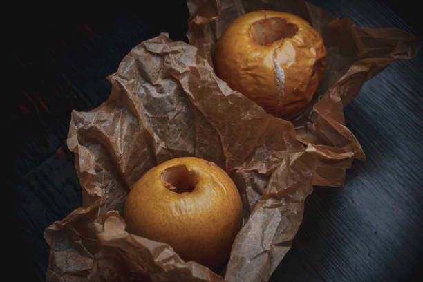 запеченные яблоки в пергаментной бумаге - baked apple apple dessert stuffed стоковые фото и изображения