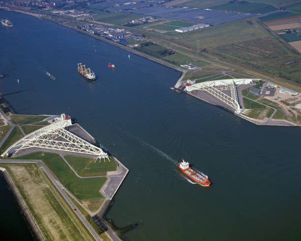 hoek van holland, olanda, 25 settembre - 1997: foto aerea storica dell'aperto maeslandkering naar rotterdam, olanda - nieuwe waterweg foto e immagini stock