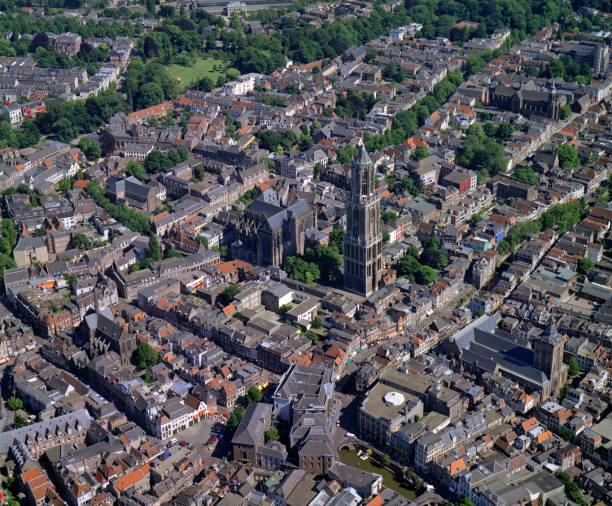 utrecht, nederland, 20 juni - 1989: historische luchtfoto van het centrum van utrecht, nederland - utrecht stockfoto's en -beelden