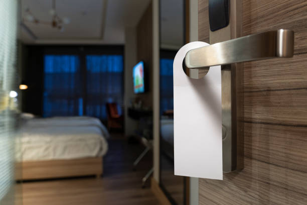 ドアの空の看板。 - do not disturb sign ストックフォトと画像