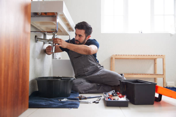 idraulico maschio che lavora per riparare il lavandino che perde nel bagno di casa - lavandino rotto foto e immagini stock