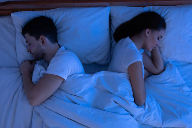 paar schlafen mit kein sexualleben im bett, top-view - sex sexual activity sexual issues couple stock-fotos und bilder
