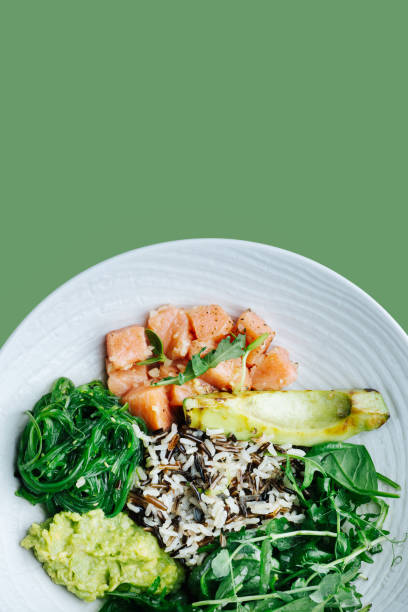 healthy meal: salted salmon with avocado, spinach, seaweed and brown rice - divided plate imagens e fotografias de stock