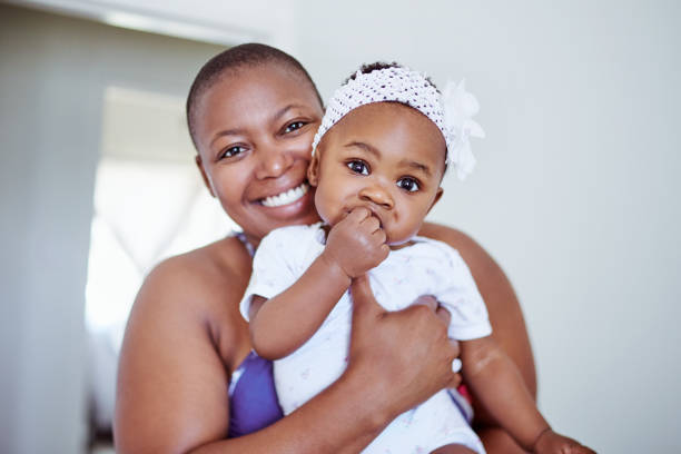 私の小さな喜びの束を紹介させてください - newborn baby african ethnicity little girls ストックフォトと画像