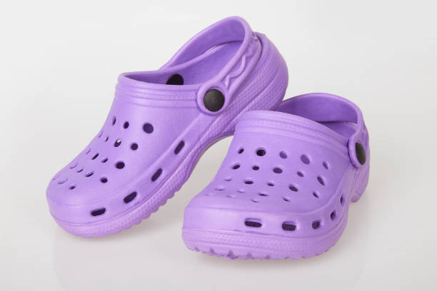 fioletowe gumowe sandały dla dzieci (klapki, kapcie) izolowane na białym tle. - rubber foam zdjęcia i obrazy z banku zdjęć