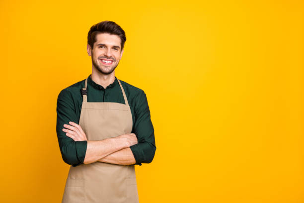 foto di bianco allegro uomo positivo sorridente sdentato con le braccia incrociate esprimendo emozioni positive sul viso vicino allo spazio vuoto isolato sfondo di colore brillante - grembiule foto e immagini stock