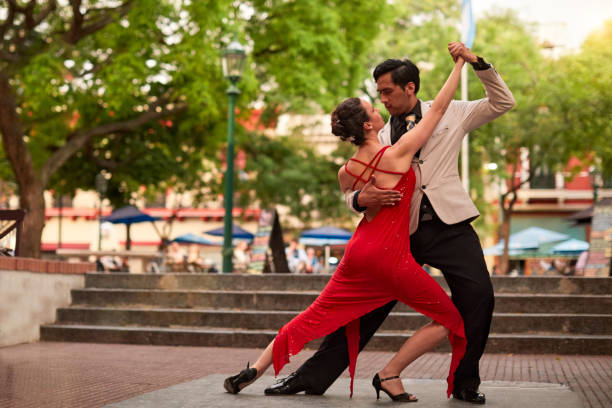 artistas de street tango en san telmo. - tango fotografías e imágenes de stock