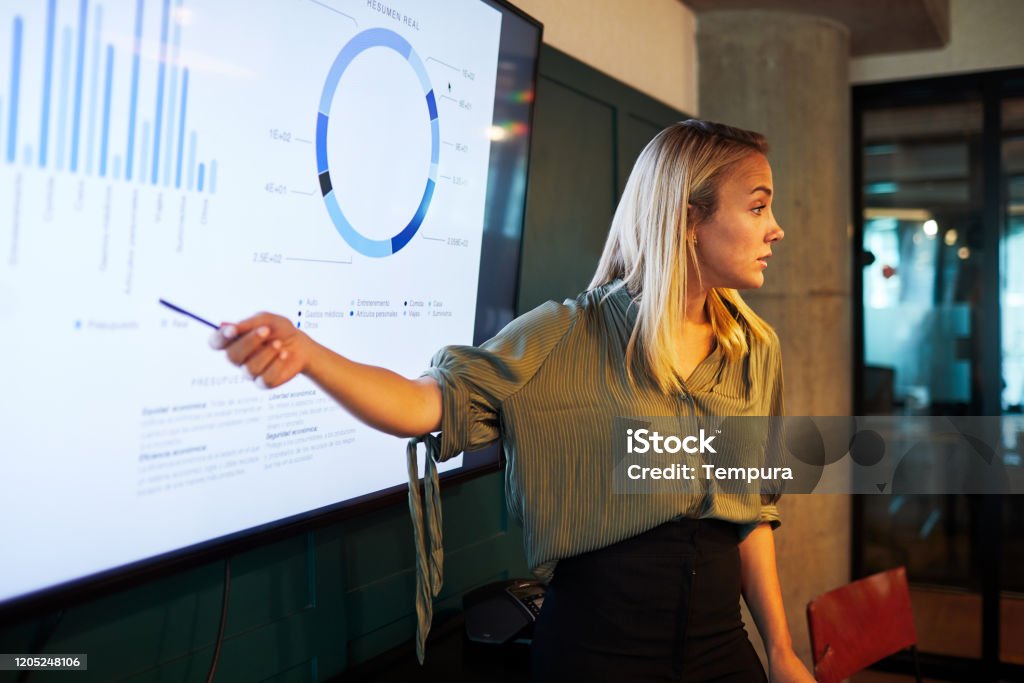 Eine junge Geschäftsfrau hält eine Vortragsrede. - Lizenzfrei Kontoauszug Stock-Foto