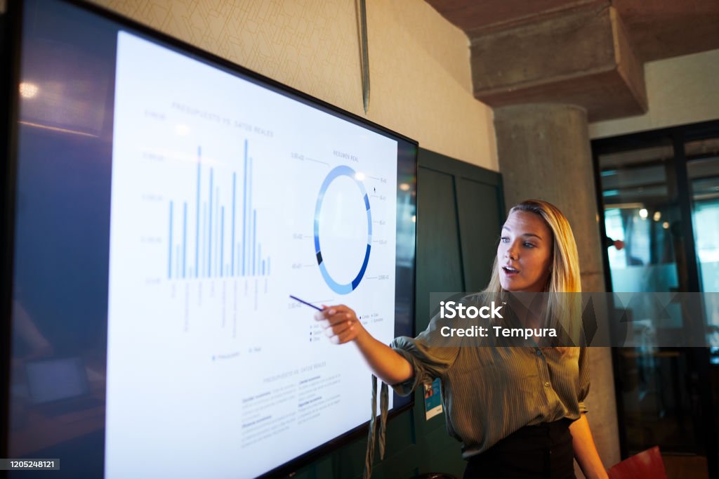 Eine junge Geschäftsfrau hält eine Vortragsrede. - Lizenzfrei Präsentation - Rede Stock-Foto