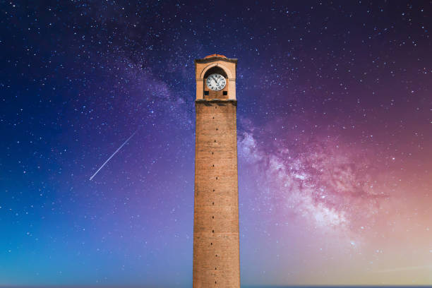 vecchia torre dell'orologio ad adana, città della turchia. adana city con vecchia torre dell'orologio conosciuta anche "buyuksaat" di fronte al cielo blu pulito - surrounding wall sky river dome foto e immagini stock