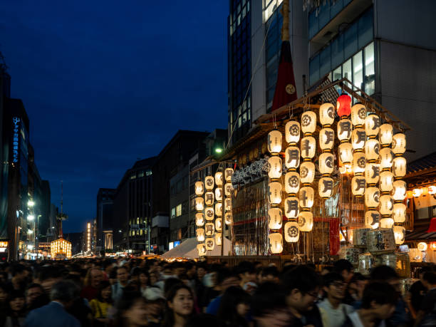yoiyama (eve of parade of yamahoko) yamahoko float is decorated with lanterns - skyscraper travel people traveling traditional culture imagens e fotografias de stock