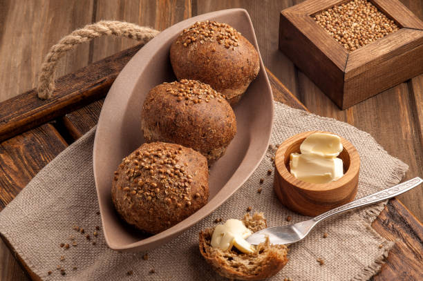 low-carb glutenfreie brötchen mit koriandersamen gebacken - lowcarb stock-fotos und bilder