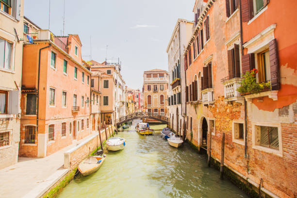 boot im kanal in venedig. reisen sie nach europa. italienische architektur. venezianischer kanal. venedig stadtbild. sommerlandschaft. tourismus in italien. venezianische straße - travel outdoors tourist venice italy stock-fotos und bilder