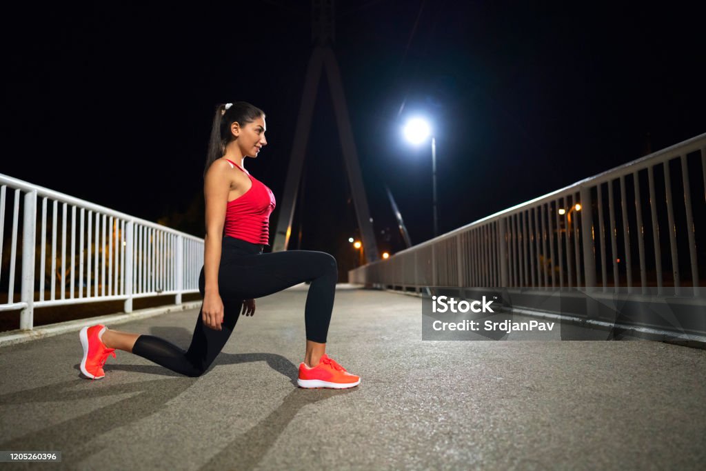 Az éjszakai edzés az ő választása. - Jogdíjmentes Aerobik témájú stock fotó Az éjszakai edzés az ő választása. - Jogdíjmentes Aerobik témájú stock fotó