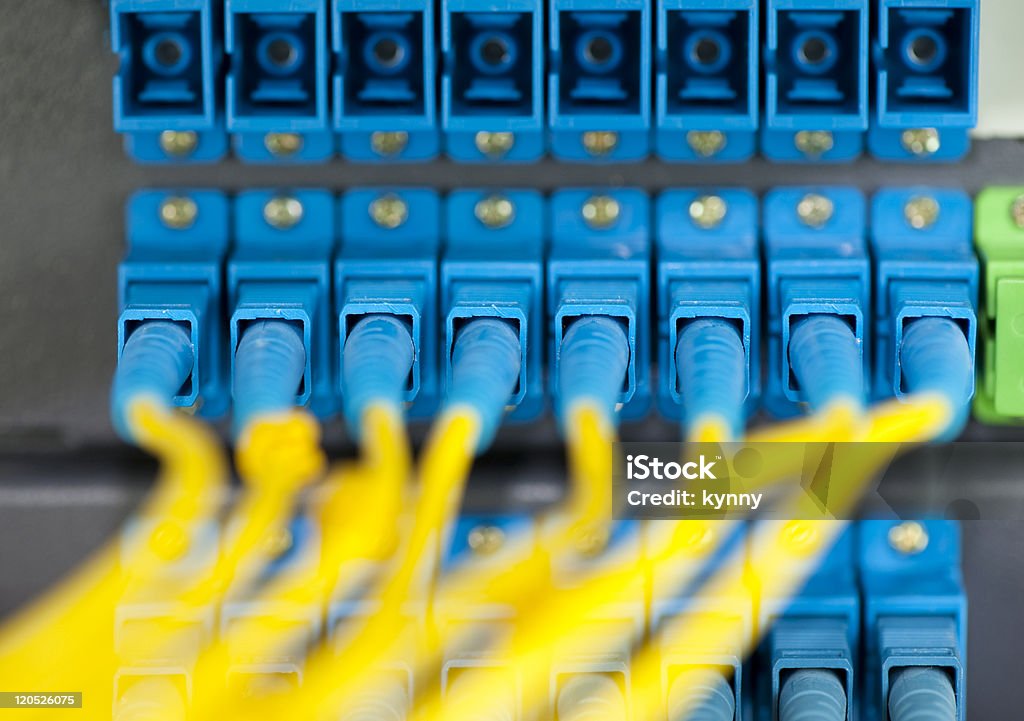 Cavi di rete e server in un centro dati di tecnologia - Foto stock royalty-free di Affari