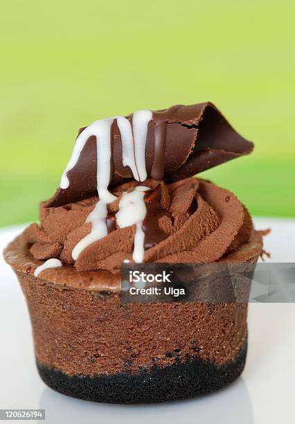 Czekolada Cupcake - zdjęcia stockowe i więcej obrazów Cupcake - Cupcake, Czekolada, Wiórek czekoladowy