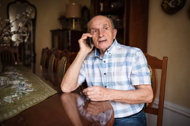 dziadek zabiera do telefonu - senior adult grandfather 70s discussion zdjęcia i obrazy z banku zdjęć