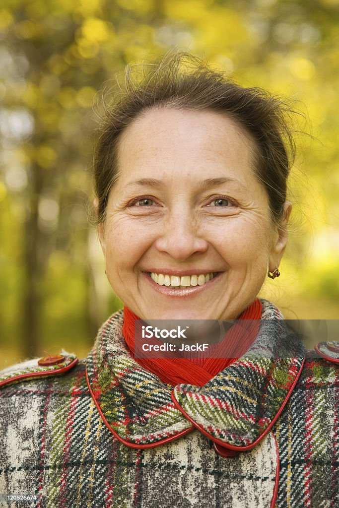 Femme d'âge mûr dans un parc d'automne - Photo de Adulte libre de droits