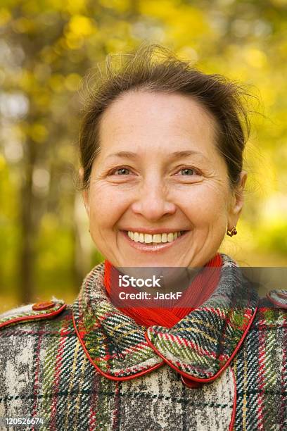 Photo libre de droit de Femme Dâge Mûr Dans Un Parc Dautomne banque d'images et plus d'images libres de droit de Adulte - Adulte, Adulte d'âge mûr, Arbre