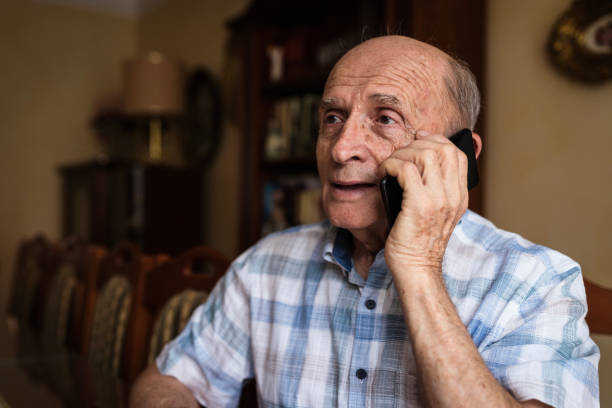 senior kahl mann am telefon sprechen - senior adult depression dementia alzheimers disease stock-fotos und bilder