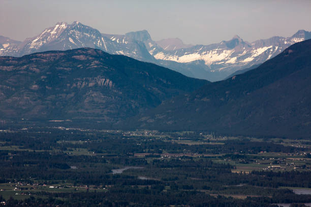 die mounains des glacier national park ragen über das flathead valley - flathead valley stock-fotos und bilder