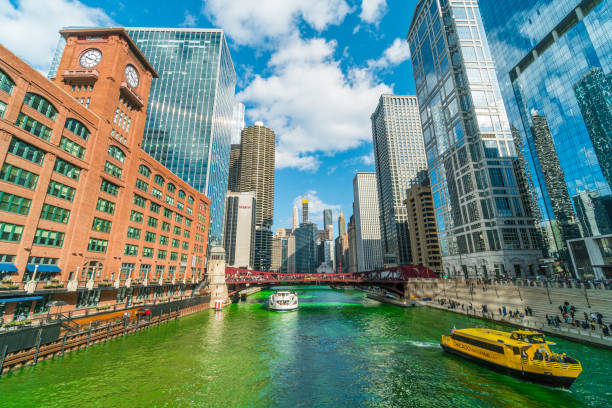 rivière chicago à l’époque de saint patrick - chicago skyline lake nautical vessel photos et images de collection