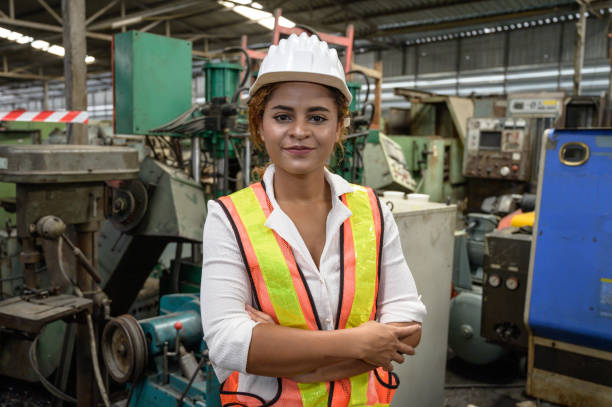 공장에서 일하는 초상화 혼합 인종 여성 엔지니어. - trainee factory machinist manual worker 뉴스 사진 이미지