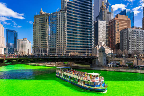 jour de rue patrick avec la rivière verte de couleur à chicago - chicago skyline lake nautical vessel photos et images de collection