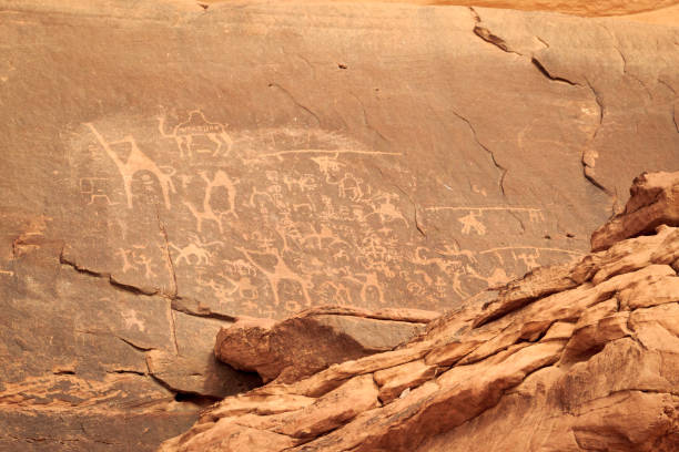 thamudic i nabataean petroglify i inskrypcje na górze w wadi rum pustyni, jordania - jordan camel wadi rum arabia zdjęcia i obrazy z banku zdjęć