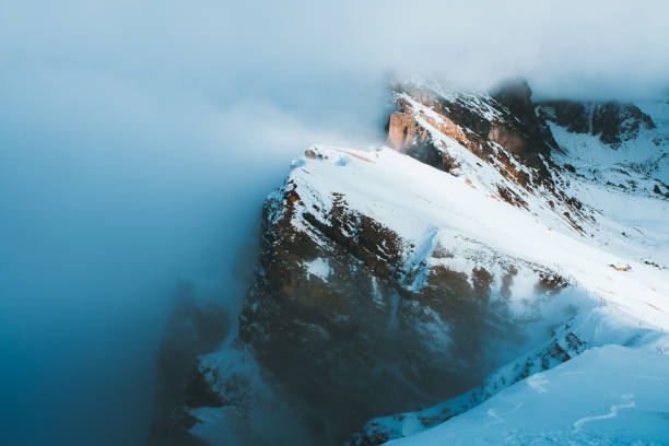vista panorâmica da grande montanha seceda e cabanas de montanha cobertas pela neve nos alpes dolomitas, itália - european alps scenics mist tirol - fotografias e filmes do acervo
