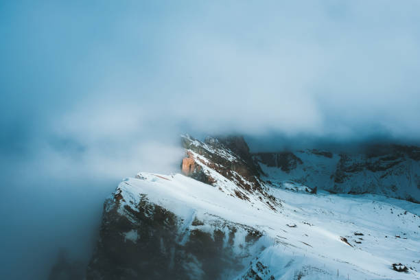 vista panorâmica da grande montanha seceda e cabanas de montanha cobertas pela neve nos alpes dolomitas, itália - travel destinations alto adige north tirol dolomites - fotografias e filmes do acervo