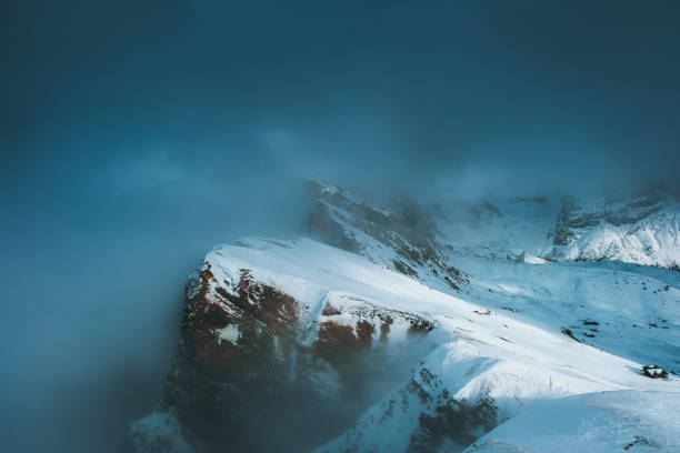 vista panorâmica da grande montanha seceda e cabanas de montanha cobertas pela neve nos alpes dolomitas, itália - travel destinations alto adige north tirol dolomites - fotografias e filmes do acervo