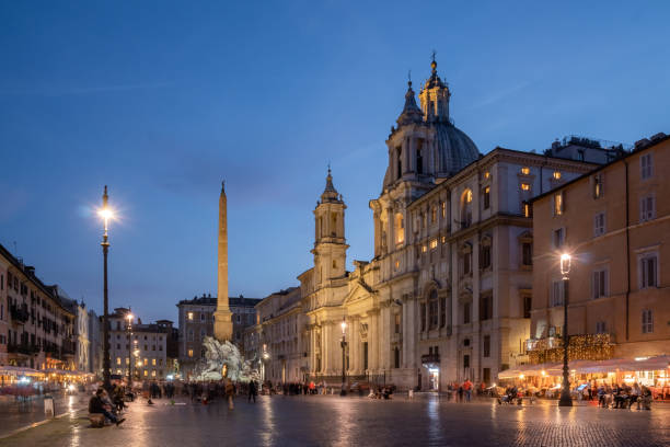 вид на площадь навона в риме ночью - piazza navona ancient old architecture стоковые фото и изображения