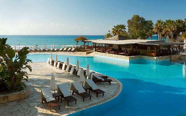 vacío piscina del hotel - swimming pool resort swimming pool poolside sea fotografías e imágenes de stock