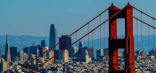 vue de la ligne d’horizon de san francisco, ca. et du paysage urbain - golden gate bridge san francisco county san francisco bay bay photos et images de collection