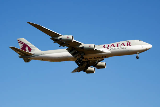 qatar airways cargo boeing 747-8 jumbo jet a7-bga samolot towarowy przylot i lądowanie na lotnisku w luksemburgu findel - boeing boeing 747 airplane cargo container zdjęcia i obrazy z banku zdjęć