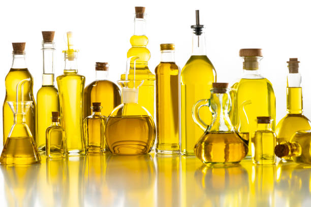 arrangement de bouteilles en verre d’huile d’olive dans une ligne d’isolement sur le blanc - olive oil bottle olive cooking oil photos et images de collection