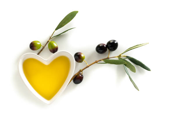 ciotola a forma di cuore di olio d'oliva come cibo sano per il cuore su bianco - green tree monitor foto e immagini stock