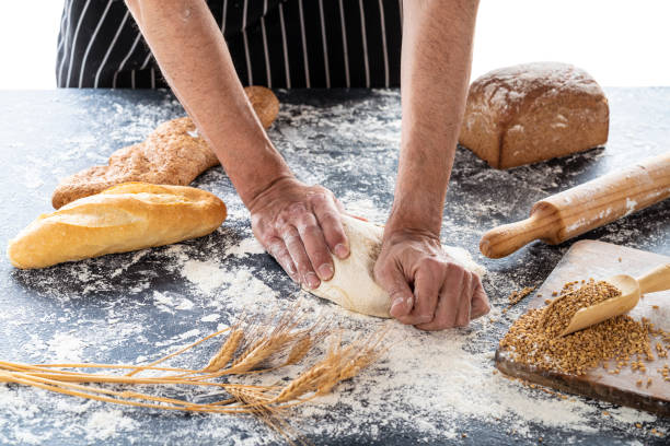 baker man ręce chleba ugniatanie chleba - chef baker bakery flour zdjęcia i obrazy z banku zdjęć