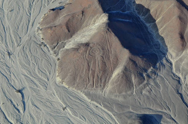 peru, lines of nasca, aerial view, the astronaut. - spacewoman imagens e fotografias de stock