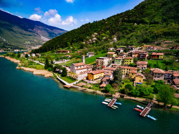 청록색 호수 엔딘, 이탈리아에 의해 이탈리아 마을과 아름다운 봄 풍경의 공중 보기 - architecture bergamo blue building exterior 뉴스 사진 이미지