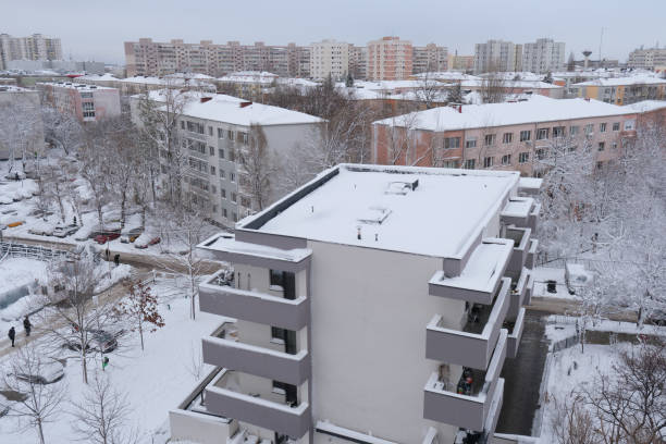 scena zimowa w dzielnicy mieszkalnej z nowymi i starymi budynkami bloków mieszkalnych, z pokrytymi śniegiem dachami, w bukareszcie, rumunia, po łagodnym śniegu. - street snow urban scene residential district zdjęcia i obrazy z banku zdjęć