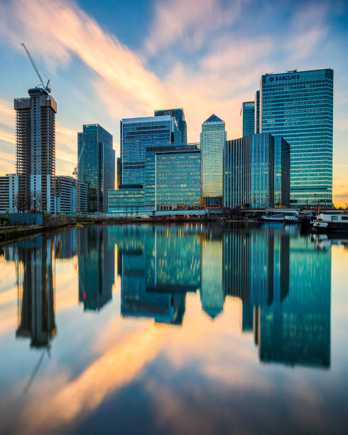 riflesso dei grattacieli canary wharf nel bacino del blackwall - canary wharf foto e immagini stock