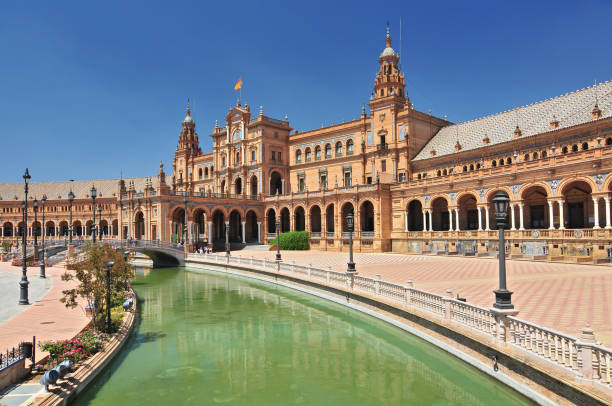 plaza de espana (place d' espagne), erbaut zwischen 1914 und 1928 von dem architekten aníbal gonzález, sevilla, andalusien, spanien. - espaa stock-fotos und bilder