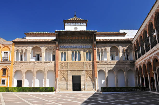 könig peterspalast von der patio de la monteria aus, alcazar palace, sevilla, andalusien, spanien. - espaa stock-fotos und bilder
