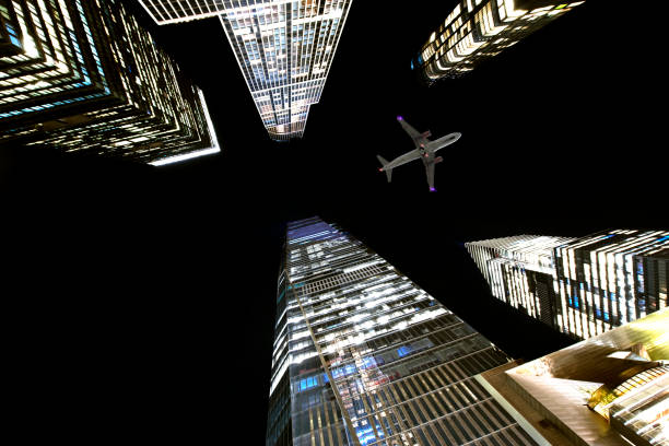 avião voando sobre nova york à noite - skyscraper low angle view new york city night - fotografias e filmes do acervo