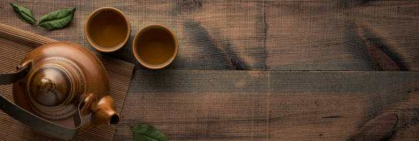 concepto de té. tetera con té en la mesa. vista desde arriba con espacio de copia. bol de té asiático y tetera. - tea chinese tea japan green tea fotografías e imágenes de stock