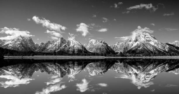 mirror lake reflection, cordão de teton do grand teton national park no estado americano de wyoming - nature reflection grand teton teton range - fotografias e filmes do acervo