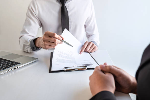 entrevista de negocios considerar y hacer preguntas a los candidatos una conversación de cv durante el perfil del candidato, la realización de una entrevista de trabajo escuchar las respuestas al pensamiento - thinking professional occupation unemployment job search fotografías e imágenes de stock