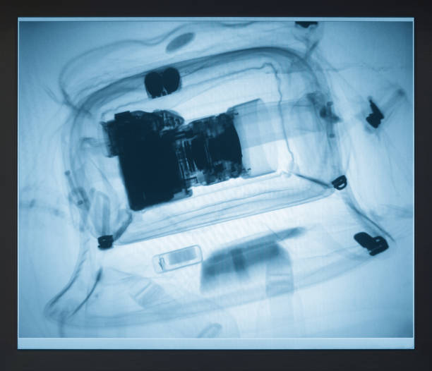 fotokamera in der tasche auf dem röntgenmonitor - airport x ray stock-fotos und bilder